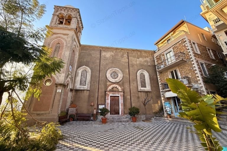 Eine Kirche an einem Platz im Sonnenschein