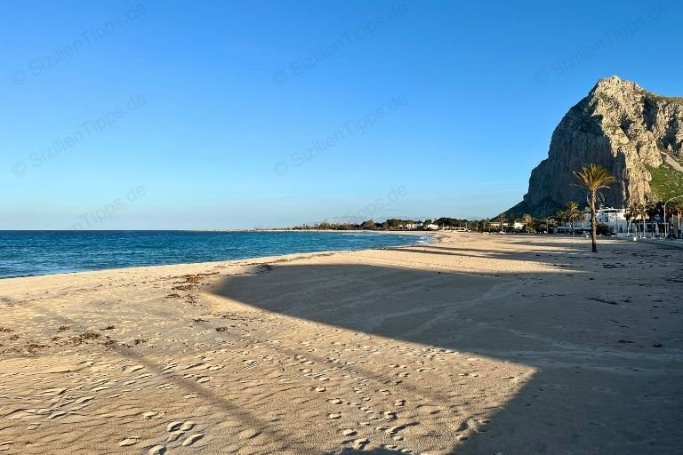 Blauer Himmel und Sonnenschein über dem breiten Sandstrand von San Vito Lo Capo