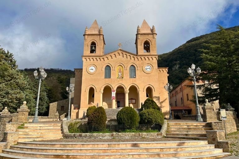 Eine Treppe führt zu einem Kloster mit 2 Türmen