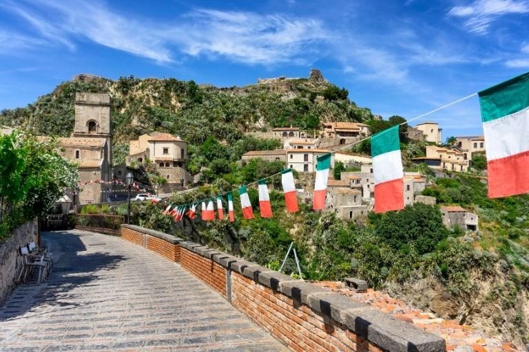 Italienische Flaggen an einer Schnur im Dorf Castelmola