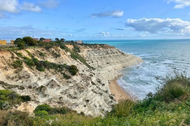 Blauer Himmel über den weißen Klippen der Scala dei Turchi bei Agrigent auf Sizilien