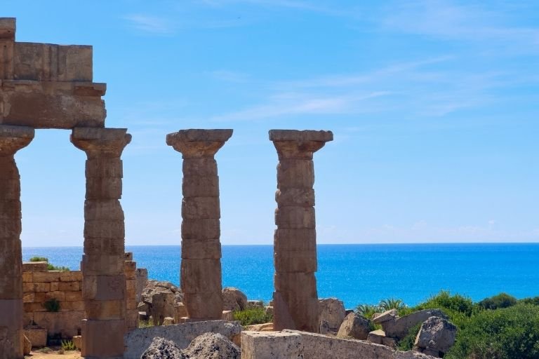 Säulen eines antiken Tempels von Selinunt und dahinter blauer Himmel und das Meer