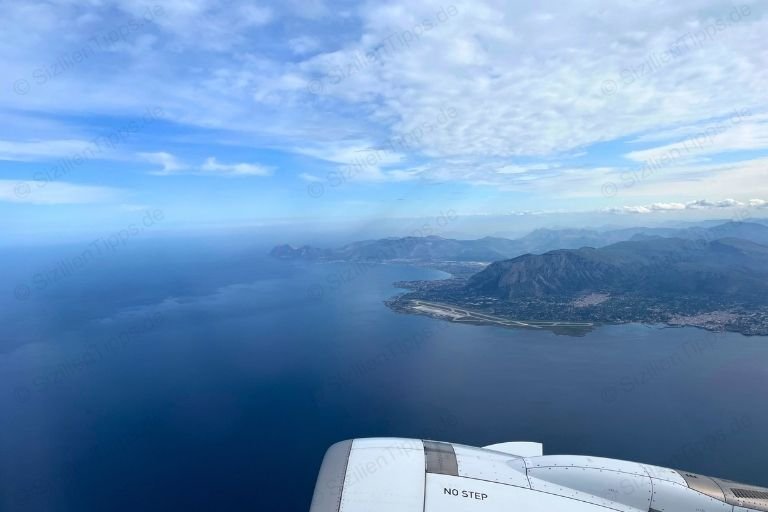 Blick aus dem Flugzeug auf Sizilien und den Flughafen Palermo - Punta Raisi