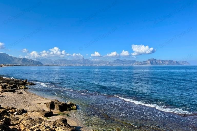 Meer und die Küste Siziliens unter blauem Himmel