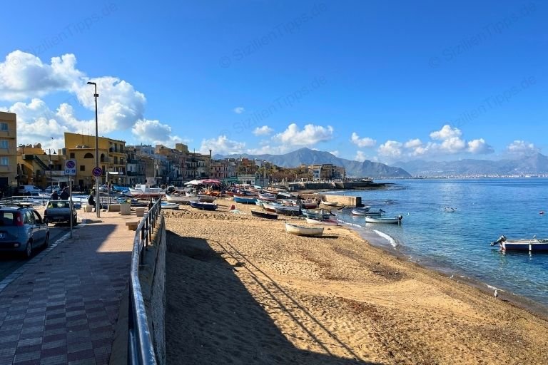 Der Strand mit Fischerbooten in Aspra