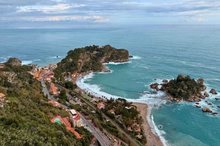 Landzungen mit Stränden im an einem schäumenden Meer