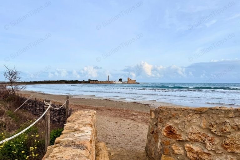 Ein Weg mit Mauern führt zum wilden Strand im Naturschutzgebiet Vendicari auf Sizilien