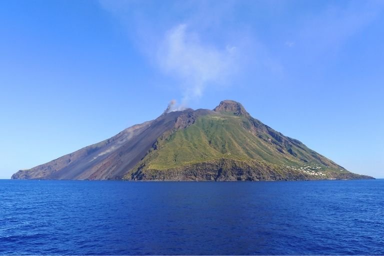 Rauch über dem Vulkan Stromboli an der Nordküste Siziliens
