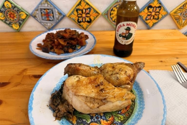 Halbes Hähnchen, Gemüse und eine Bierflasche