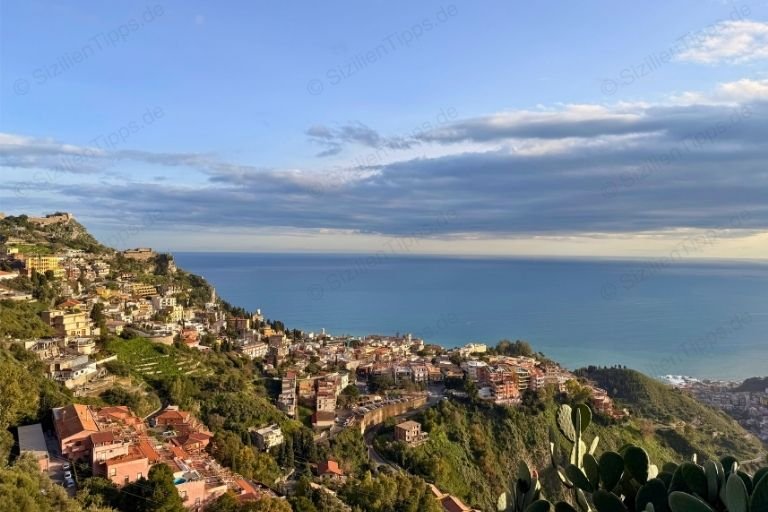 Häuser in Taormina und dahinter das Meer