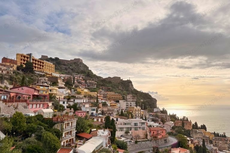 Sonnenaufgang über den Dächern von Taormina auf Sizilien