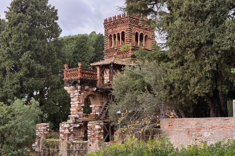 Ein viktorianisches Bauwerk zwischen Bäumen