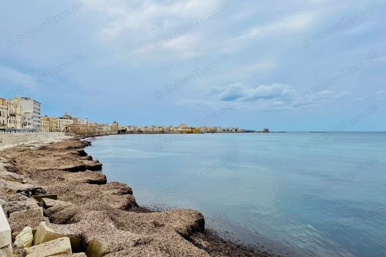 Das Meer und die Uferpromenade von Trapani unter bewölktem Himmel