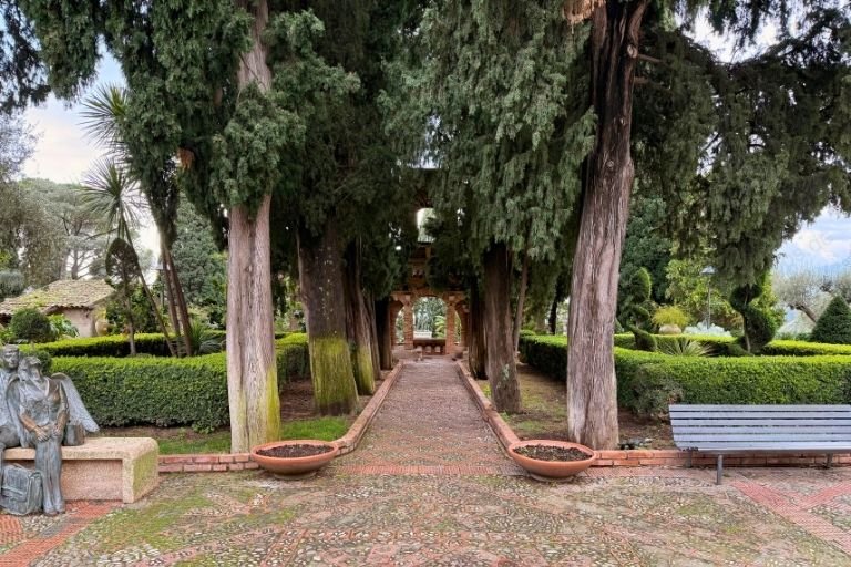 Eine Allee mit Bäumen in der Villa Comunale in Taormina