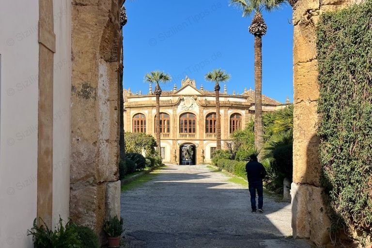 Von Palmen gesäumter Weg zur Villa Palagonia in Bagheria