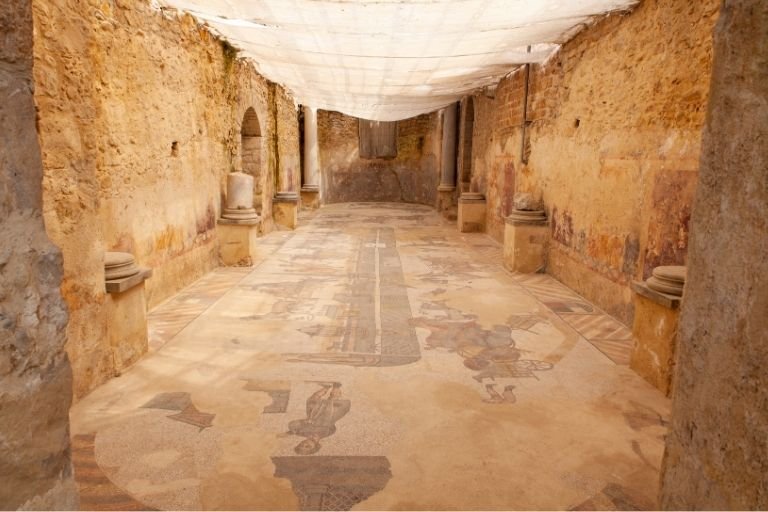 Gut erhaltene Wände, Säulen und Bodenmosaiken der Villa Romana del Casale auf Sizilien