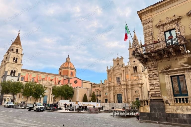 Kirchen an einem Platz in Acireale auf Sizilien