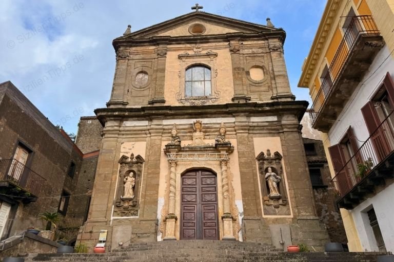 Kirche am Ende einer Treppe in Castiglione di Sicilia