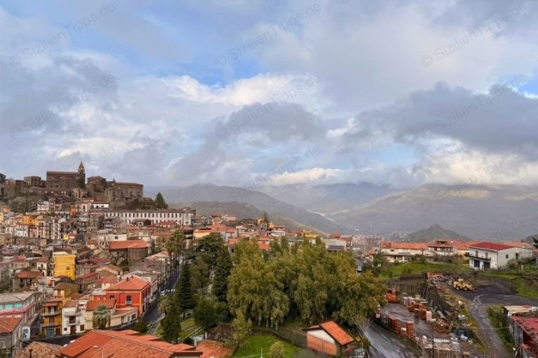 Das Dorf Castiglione di Sicilia mit Bergen im Hintergrund