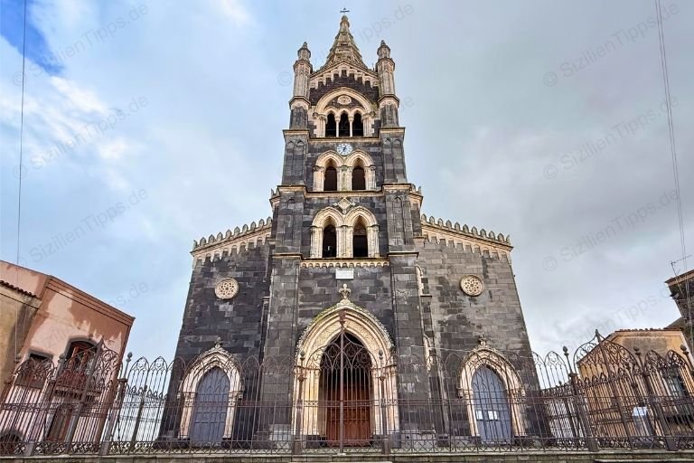 Kirche aus Lavastein und Kalkstein
