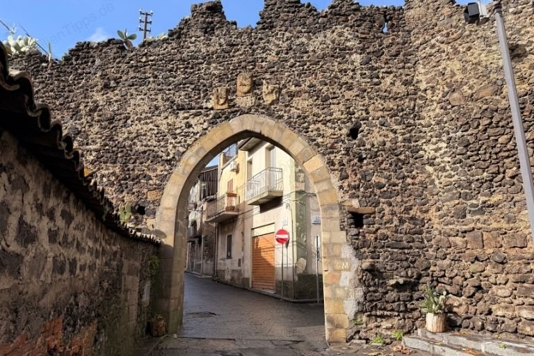 Ein Stadttor von Randazzo in einer steinernen Mauer