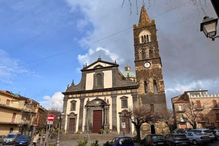 Eine Kirche und Wohnhäuser in Randazzo