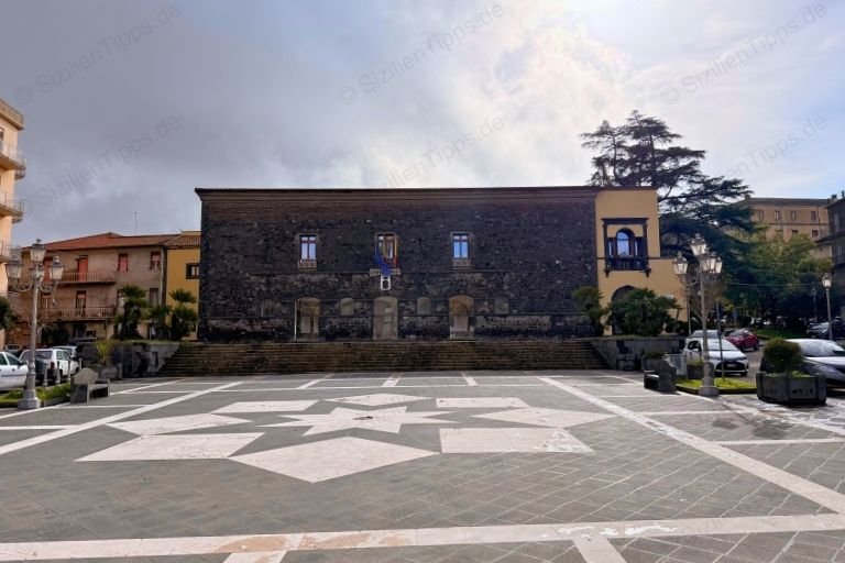 Ein festungsartiger Bau an einem Platz in Randazzo
