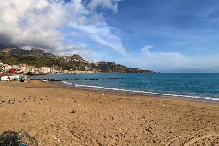 Goldgelber Sand an einem Strand in Giardini Naxos