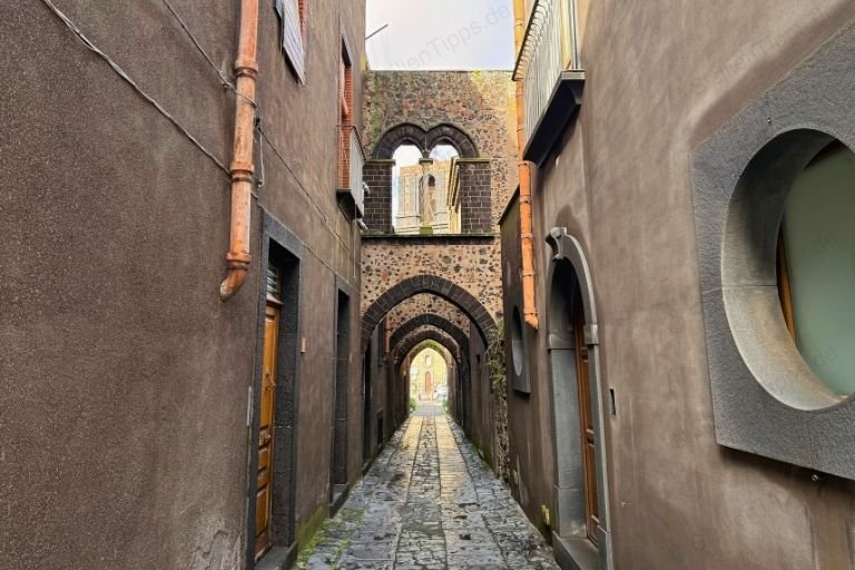 Gasse mit historischen Bögen