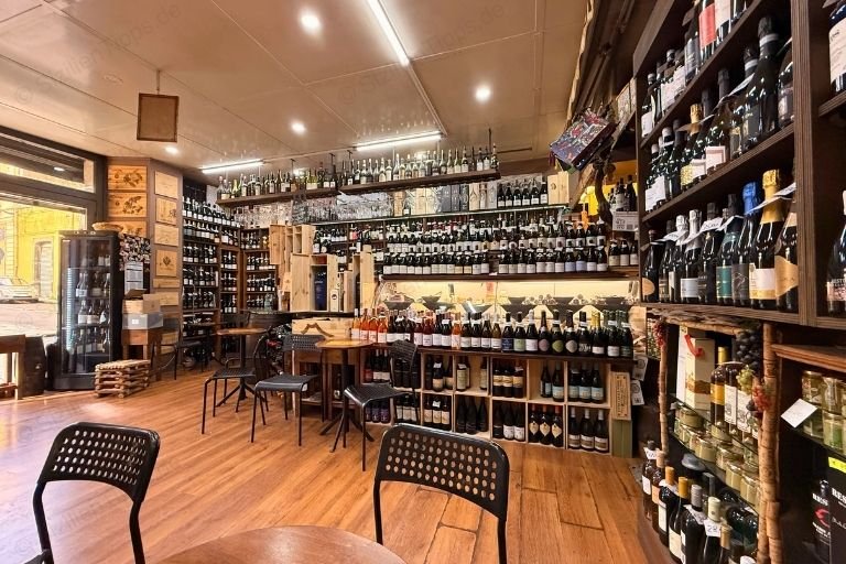 Eine Bar mit vielen Weinflaschen in Randazzo